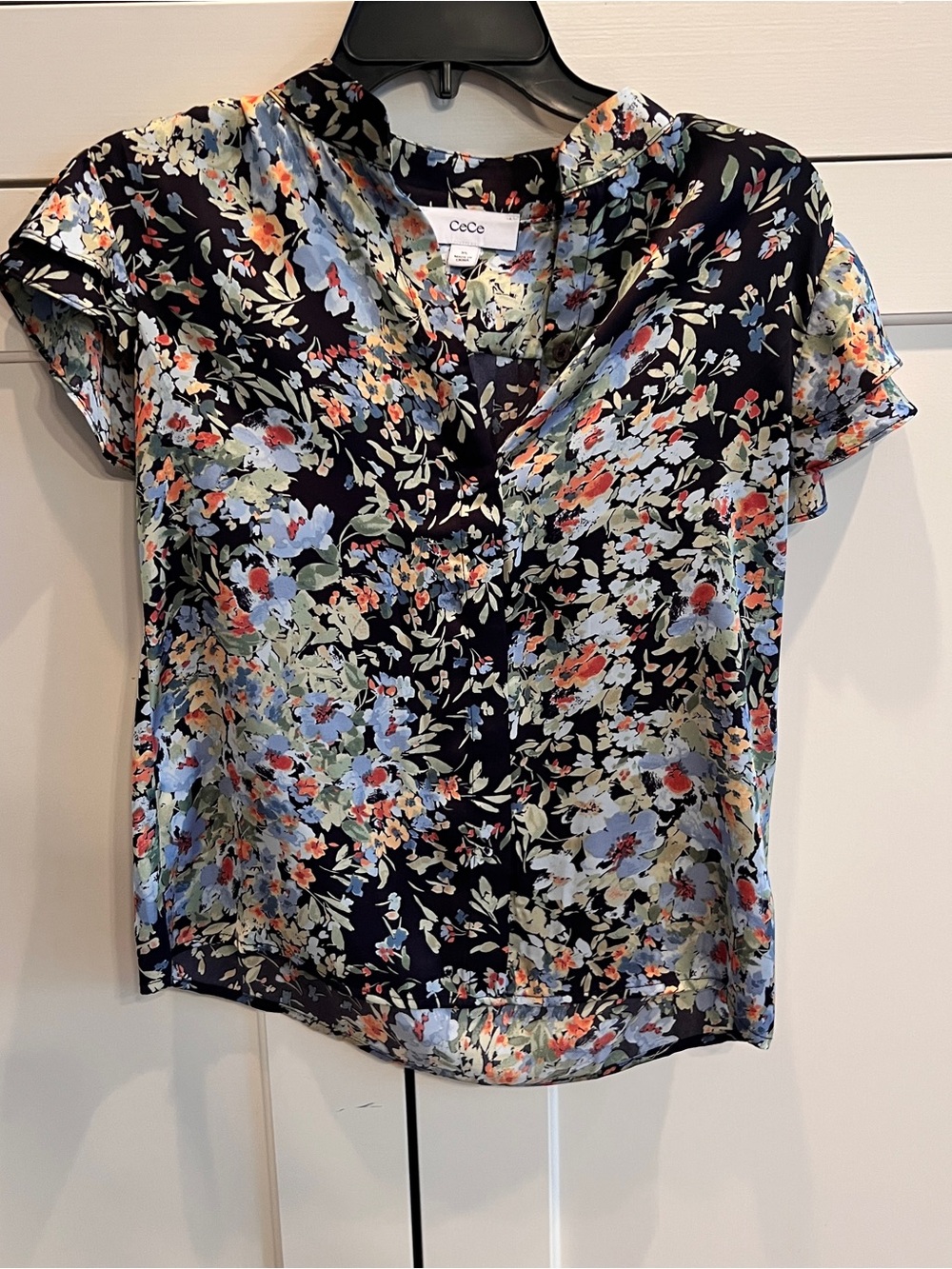 CeCe Floral Short-Sleeve V-Neck Top-xs
